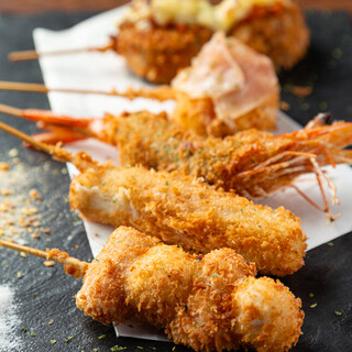 種類豐富的日式和西式菜單，包括流行的創意炸串和新鮮的海鮮菜餚。