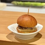 Le o n e - 冷やしたフォアグラ　自家製コンビーフのハンバーガー