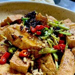 中国料理 栄発 - 金牌豆腐のアップ。厚揚げの量やばい