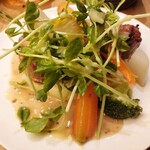 Aux Delices de Dodine - メインの厚切りポークは野菜に埋もれている