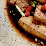 中国料理 栄発 - 金牌豆腐のアップ。タレはこんな感じ