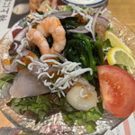すし波奈 - 季節の海鮮カルパッチョ１６００円。マグロ、タイ、海老、タコ、ホタテ、しらすと海鮮具沢山で、サラダもたっぷりで、とても美味しかったです（╹◡╹）