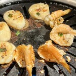焼肉たけやま - 海鮮（海老、ホタテ）焼いてます！