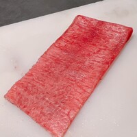 牛の達人 GINZA - 薄切りのタン元。水平斬りです。広げると20cm弱の長さ