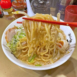 Gottsu - 豚骨しょうゆ＋背脂のスープにおろしニンニクと豆板醤はメチャメチャ旨いです