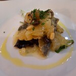 文流 高田馬場店 - イワシのマリネ。とろける旨さ。松の実とレーズンがアクセント。