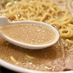 Ramen To Osake Yonaki - 米麹味噌と八丁味噌の牛骨ベースのスープ