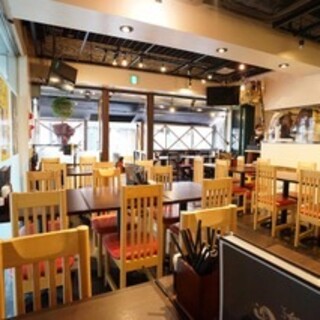 お仕事帰りにも気軽に立ち寄れる、居心地の良い明るい空間