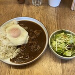 240546504 - ビーフカレー900円にトッピングの目玉焼き150円で1,050円