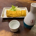 Hinode Sushi Shokudou - 玉子焼き250円、日本酒(小)450円。