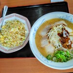 スミちゃんラーメン - 弟選択分、半ちゃんラーメン\1030にみそとチャーシューを追加して\1300   右のラーメンの茶色い部分は備え付けのニンニク醤油漬けで、ごっそり弟は乗せた。Pic.1のラーメンにも撮影後、大量追加。