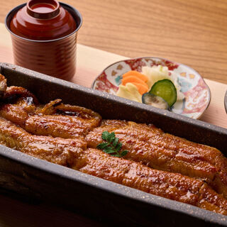 Enjoy the ``jiyaki eel,'' which is grilled crispy on the outside and soft on the inside.