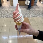 北海道うまいもの館 - 料理写真:牧場ミルク&厳選いちごミックスソフト!