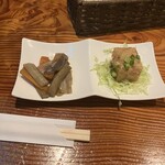 屯 かおす - お通しだよ。右の胡麻豆腐揚げ？が噛むと中からとろ〜って出てきます。美味しい☺️