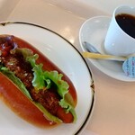 Bekari Kafe Kururu - オニオンチリドッグとコーヒーで