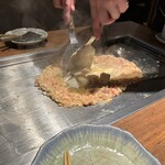 あかつき - もんじゃ焼きは店員さんが作ってくれます♪