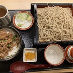 井上のそば屋のはなれ - 料理写真:せいろ大盛　豚ひき肉とニラのスタミナ丼1,100円