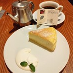 Ko-Hi Semmon Ten Sanjikken - チーズケーキ850円、セットコーヒー550円