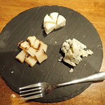 VIN BANG - ヨーロッパ産ナチュラルチーズおまかせ３種盛り￥1,000