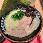 横浜家系ラーメン 百寅家 - 濃厚とんこつ塩ラーメン