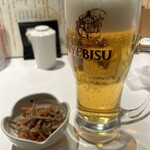 Hombateuchisanukiudontaniya - ほろ酔いセットのビールと「お通し」のきんぴら