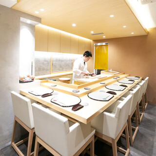 落ち着いた雰囲気のカウンターで美味しいお寿司を…♪