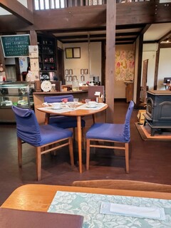 Yama Kafe Ippo - 店内の様子。テラス席や2階席もあります