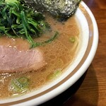 横浜家系ラーメン 三郷家 - 濃いめ多めでもバランスがいいスープ。