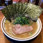 横浜家系ラーメン 三郷家 - ラーメン850円硬め濃いめ多め。海苔増し100円。