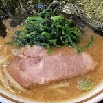 横浜家系ラーメン 三郷家 - チャーシュー＆ほうれん草。