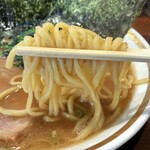 横浜家系ラーメン 三郷家 - 大橋製麺多摩の中太麺。