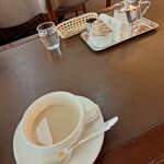 WEST BAY CAFE - ロイヤルミルクティー＆奥にチョコバター