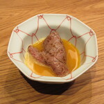 Yakiniku Sudou - ランプ、すき焼きのような味付け、溶き卵に浸して