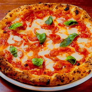 Enjoy authentic Italian pizza made with carefully selected ingredients and manufacturing methods.