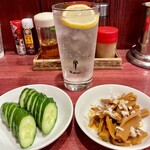 中華料理  代一元 - お新香、ザーサイとレモンサワー