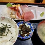 鈴女 - 海鮮丼別盛り　酢飯を半分