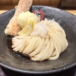 純愛うどん なでしこ - うどんは細麺で艶々で美しく輝いてます♡