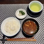 大月苑 - 【御飯】熊本県産米　熊さんのかがやき
      【留椀】なめこの赤出汁か
      【香の物】漬物二種