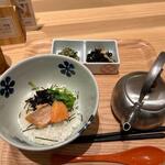 Dashi Cha Duke Purasu Niku Udonen - 暫くすると番号が呼ばれて注文した焼き鮭とごま昆布の茶漬け６５０円の出来上がりです。