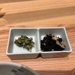 Dashi Cha Duke Purasu Niku Udonen - 茶漬けにはお漬物とひじきのお浸しの小鉢がセットになってます。