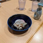 夜菜食堂米むすび - 糠漬け、蕪蓮根牛蒡エリンギどれも美味しい。酒にあうーー