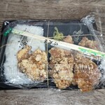 Ooita Karaage Wan - 注文唐揚げ弁当(御飯大盛り) 写真1➡唐揚げ5個が大きい絶品物のためケースに入りきらず半分開いた状態でラップで補強されています。