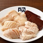 ホルモン四種盛り〈塩ダレ・味噌ダレ〉