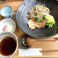 手打ち蕎麦 柿ノ木 - 炙り角煮と春キャベツの付け蕎麦