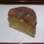 てんぷら 近藤 - サツマイモの天ぷら、二人でしたので半分に割ってくれます