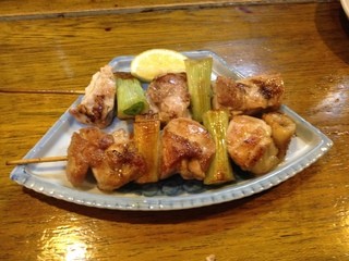 Jiyukai - ボリューム満点の焼き鳥。写真ではわかりにくいですが、大きいです。