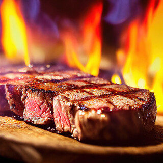 肉を熟知したプロ職人が炭火で丁寧に焼き上げるジューシーな肉！