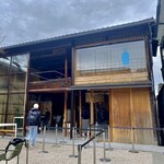 Blue Bottle Coffee - 今にも泣き出しそうな曇り空ですが観光客でいっぱい