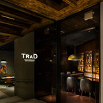 BISTRO & CAFE LOUNGE LA BOUCHERIE - レストラン店内に入るとすぐにBAR「TRAD」の扉が。