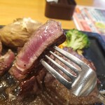 ステーキ宮 - レアでオーダーしましたがちょっと焼きすぎですね！